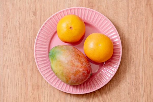 Mango, meyve, greyfurt veya greyfurt için yetiştirilen, Mangiferalanta cinsi ve Citrus cinsinden, Rutaceae familyasından çeşitli ağaçların meyvelerinin adıdır.