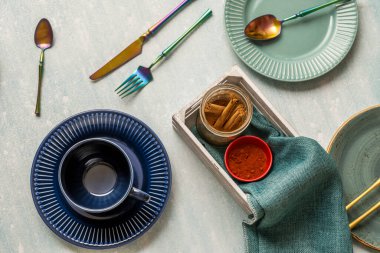 tabak ve baharat seti mavi bez peçete ve yanardöner çatal bıçakla