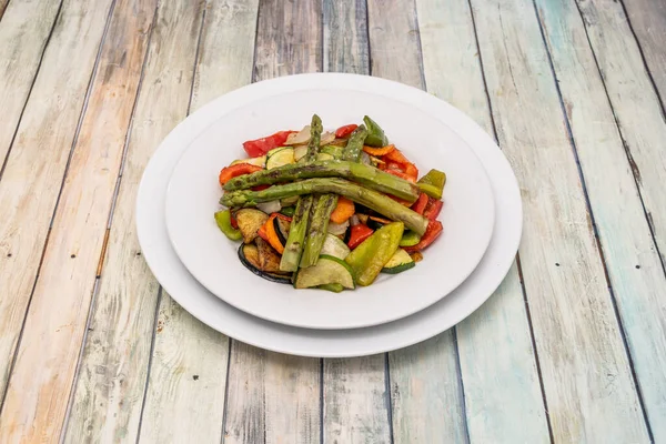 白盘上新鲜蔬菜烹调密度的美味营养烤架 — 图库照片