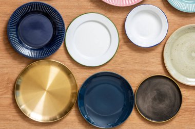 Üstten görülen farklı şekil ve renklerden oluşan plakalar kümesi