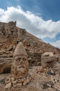 Savaşçı başı Tanrıların dağının tepesinde