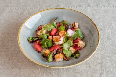 Pak choi, Çin lahanasının bir çeşididir. Çinensis çeşitleri sivri uçlar oluşturmaz ve yeşil, pürüzsüz ve koyu yapraklara sahip olup, hardal veya kerevizi andıran bir gruplaşma oluşturmazlar..