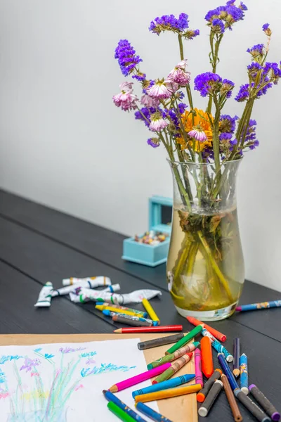 Florero Con Flores Secas Pinturas Crema Lápices Colores Sobre Mesa —  Fotos de Stock