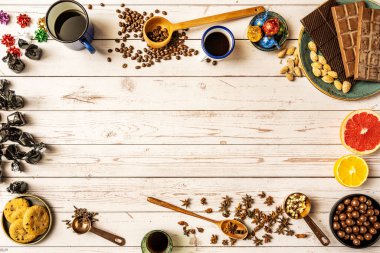 Çikolatalar, çikolatalı kurabiyeler, kahve çekirdekleri, çikolatalar, yıldız anasonlu ve ahşap masalı natürmortlar.