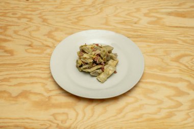 Tipik İspanyol tarifi kızarmış enginar kalbi ve serrano jambonlu taco.