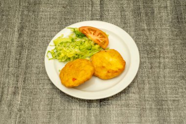 Aloo masala, domates ve pilav için garnitür olarak kullanılan patates ve baharatlı soğan karışımından yapılan Hint yemeğidir..