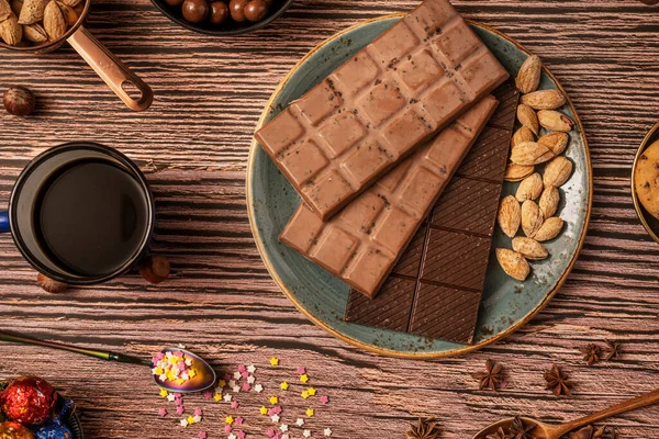 Stillleben Mit Schokolade Tafeln Mit Kaffee Und Tee Pralinen Haselnüssen — Stockfoto