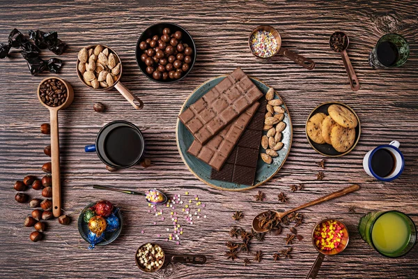 Stillleben Mit Schokoriegeln Mit Kaffee Und Tee Pralinen Gerösteten Gesalzenen — Stockfoto