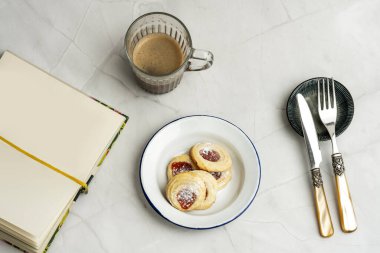 Hayat çay bisküvileri ile dolu, ve kaffir ile kaplı ve boş bir kitap ile.