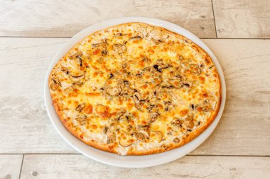 Mantarlı beyaz hamurlu pizza ve mozarella peyniri.