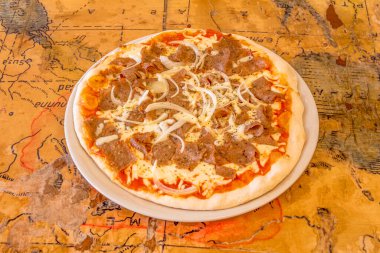 Malzemeli, kebablı, peynirli, biberli ve soğanlı taze pizza ve taş fırında pişmiş..
