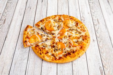 Malzemeli, kebablı, peynirli, biberli ve soğanlı taze pizza ve taş fırında pişmiş..