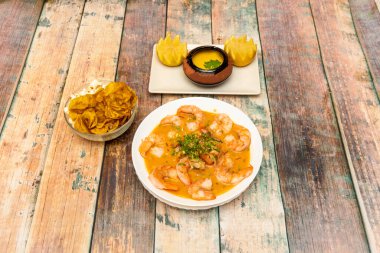 Ceviche, balık, deniz ürünleri veya turunçgil sosu, karides, limon, portakal, soğan, kişniş, domates sosu, patlamış mısır ve biberli mayonez içeren bir yemektir.