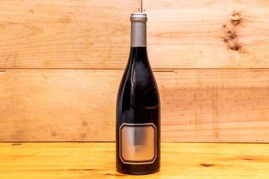 Ahşap masa üzerinde verniklenmemiş ahşap arka planda Cava ya da şampanya şişesi