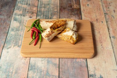 Cochinita pibil, fındıkta marine edilmiş, muz yaprağına sarılmış ve Hispanik öncesi bir teknik kullanarak toprak fırınında pişirilmiş, Yucatecan mutfağına karşılık gelen bir güveçtir.