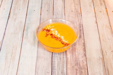 Salmorejo genellikle ilk yemek olarak sunulan bir kremdir; geleneksel bir Cordoba hazırlığıdır. Ekmek kırıntılarını, sarımsağı, zeytinyağını, tuzu ve domatesleri ezerek yapılıyor.