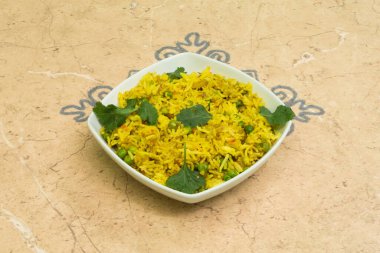 Bu bezelyeli pilav vejetaryen ve glütensiz bir yemektir. Hafif bir yemek olarak ya da sağlıklı bir yemek olarak yemek için harikadır. Matar pulao, soğanlı ve aromatik baharatlı lezzetli pilav ve bezelye sunar..