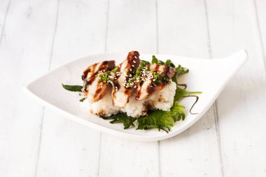 Unadon, Yılanbalığı Japon mutfağında anahtar bir malzemedir. Lezzetli ve jelatinli eti, pilav ve nefis soslarla birleşince yıldız yemeği unadon oluyor.