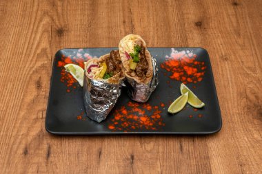 Meksika dürümü, içi malzemelerle dolu silindirik bir buğday unundan oluşur ve genellikle yanında yeniden kızartılmış fasulye bulunur..