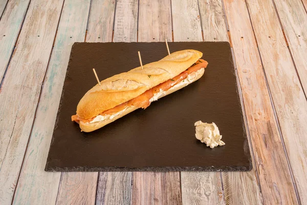 Sandwich Salmone Affumicato Norvegese Con Insalata Maionese Sul Pane Baguette — Foto Stock