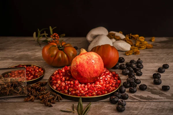 İran 'dan Himalayalar' a kadar uzanan bölgede yaygın olarak nar olarak bilinen Punica granatumu, Akdeniz havzası boyunca antik çağlardan beri yetiştirilmektedir.