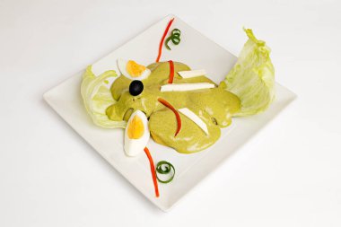 Haşlanmış yumurta, biber, marul ve zeytinli yeşil soslu patates güveci