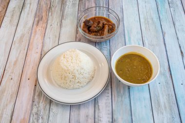 Arroz con gandules, Porto Riko usulü sofrito ile aynı tencerede pilav, güvercin bezelyesi ve domuz eti karışımıdır. Porto Rikolu gastronomisinin yıldız yemeği.