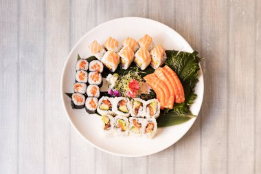 Suşi, pirinç sirkesi, şeker ve tuz ile çeşnilendirilmiş ve çiğ balık, deniz ürünleri, sebze gibi diğer malzemelerle birleştirilmiş tipik bir Japon yemeğidir.,