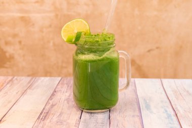 Meyve suyu arındırma, kilo vermek ve vücudu zehirden arındırmak için sadece meyve ve sebze suyu tüketmeyi içeren bir diyet türüdür..