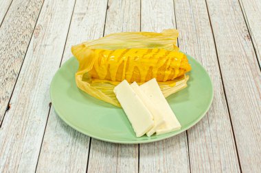 Peynirli makarna ya da mısır hamuru hafif baharatlı, paketlenmiş ve sonunda mısır yapraklarında kızartılmış ya da kızartılmış..