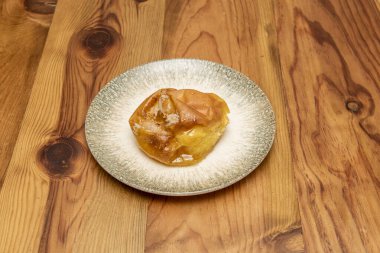 Kızarmış elma sağlıklı olmayan bir tatlıdır çünkü meyve, tereyağı, şeker ve tarçın içerir..