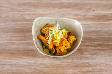 Sabzi Noratan, aromatik baharatlı karışık sebze körisi, vejetaryen köri ama çok baharatlı.!