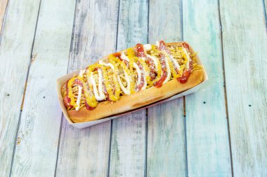 Sosisli sandviçin yanında ketçap, hardal, soğan ve lahana turşusu gibi uzun bir çörek ile servis edilen haşlanmış veya kızarmış Viyana sosisi kombinasyonudur..