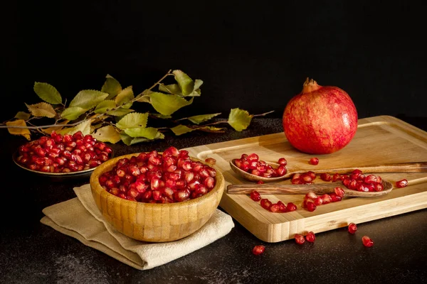 Nature Morte Avec Trois Grenades Fruits Rouges Sur Table Noire — Photo