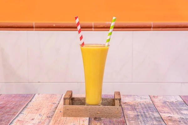 Mango Lassi Hazırlamak Için Kefir Yoğurt Amerikan Bardağına Koyun Kakule — Stok fotoğraf