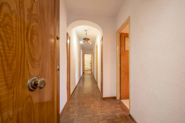 Wooden Entrance Door Home Long Corridor Flanked Pine Wood Doors — Stockfoto