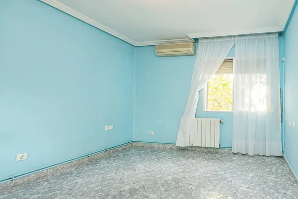 Üres Apartman Szoba Kék Festett Falak Alumínium Radiátor Fehér Függönyök — Stock Fotó