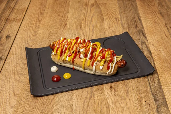 Hot Dog Kombinace Vařené Nebo Smažené Vídeňské Klobásy Podávané Dlouhém — Stock fotografie