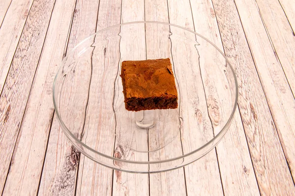 Een Brownie Met Dikke Chocoladesiroop Kan Stukjes Noten Chocolade Butterscotch — Stockfoto