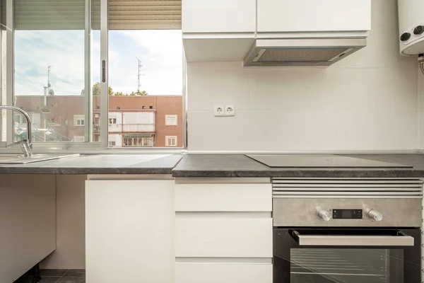 White Kitchen Appliances Vacation Rental Apartment — 图库照片
