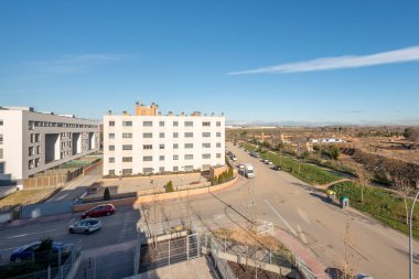 Şehrin sonundaki konut binalarının cepheleri