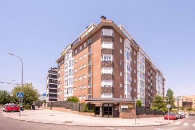 Sokağın karşısındaki apartmanın ön cephesi.