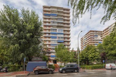 Sokağın karşısındaki apartmanın ön cephesi.