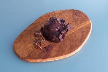 Çikolata aromalı çikolatalı dondurma, doğal ya da yapay olabilir, bu dondurmanın ilk tarifinin İtalya 'da yayınlandığı 1693 yılından öncesine dayanıyor..