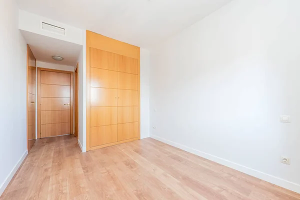 Habitación Vacía Con Armario Empotrado Color Cereza Suelos Parquet — Foto de Stock