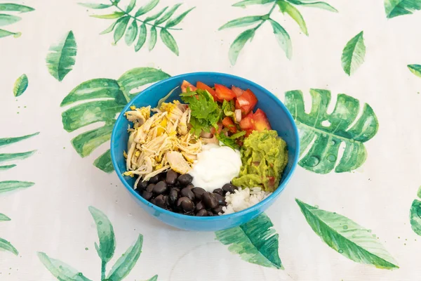 Poke Bowl Mexicain Avec Poulet Haricots Noirs Fromage Crème Guacamole — Photo