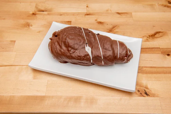 Schokoladenhorn Gefüllt Mit Sahne Auf Weißem Teller — Stockfoto
