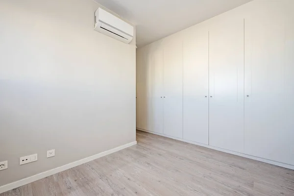 Empty Room Wall Full Fitted Wardrobes White Wooden Doors — Stockfoto