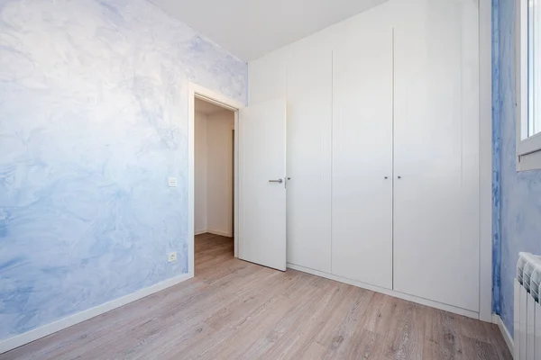 Empty Room Wall Full Fitted Wardrobes White Wooden Doors — Stockfoto