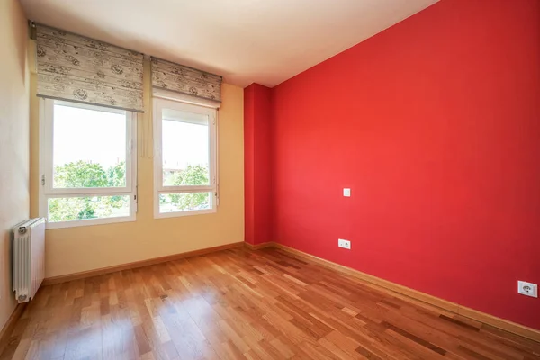 Empty Room Red Walls Aluminum Radiator Oak Floors Large Windows — Stockfoto